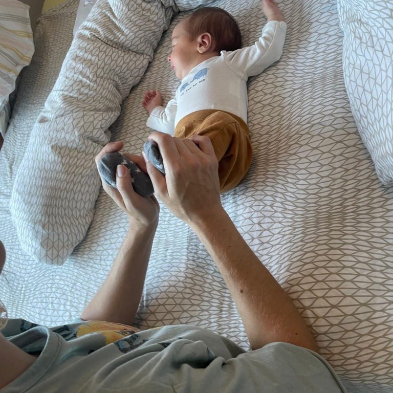 „Sanfte craniosacrale Berührung bei Mama-Baby-Einheit.“