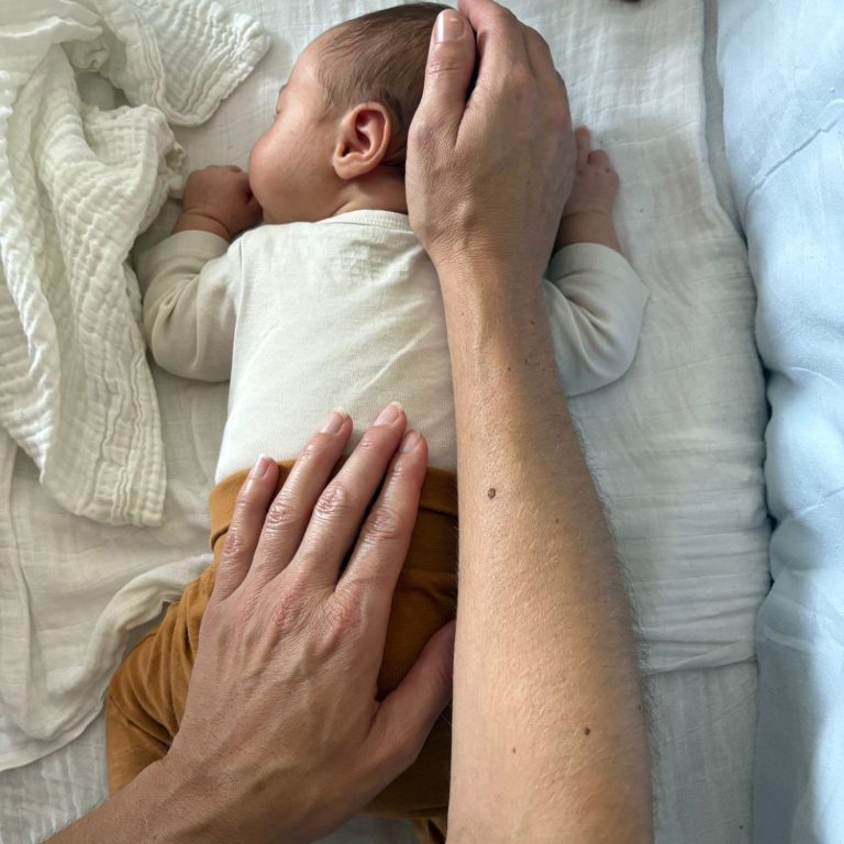 „Sanfte craniosacrale Berührung bei Mama-Baby-Einheit.“